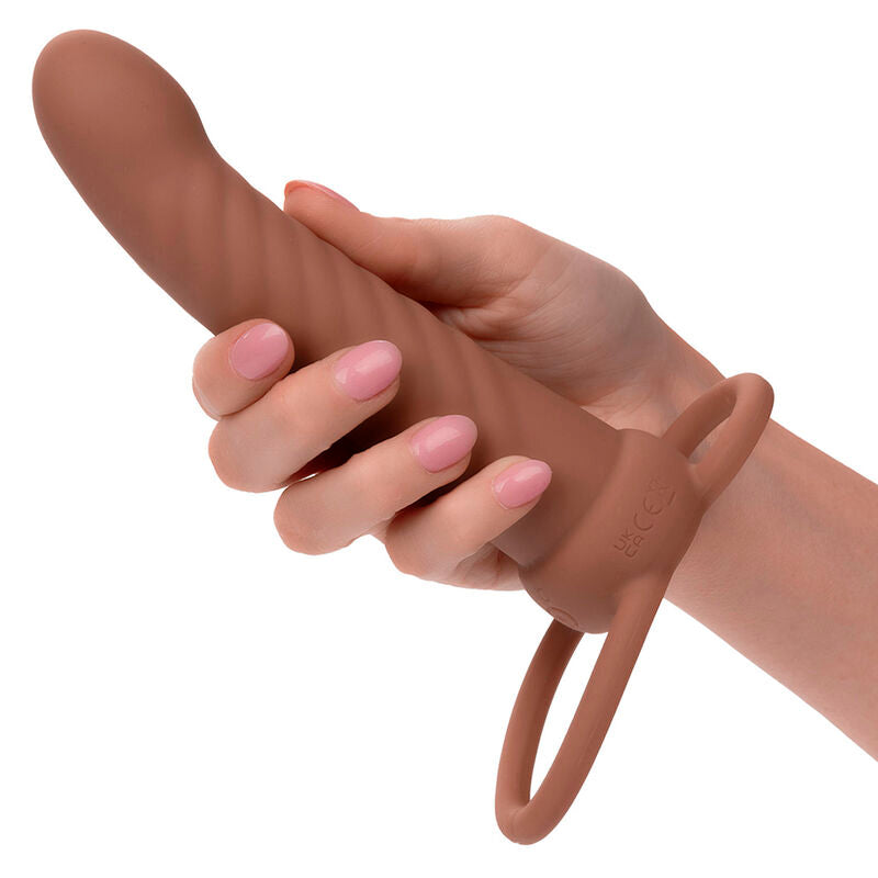CALEXOTICS - MAXX RIBBED DOUBLE PÉNÉTRATEUR 10 VIBRATIONS MARRON - Sensualia